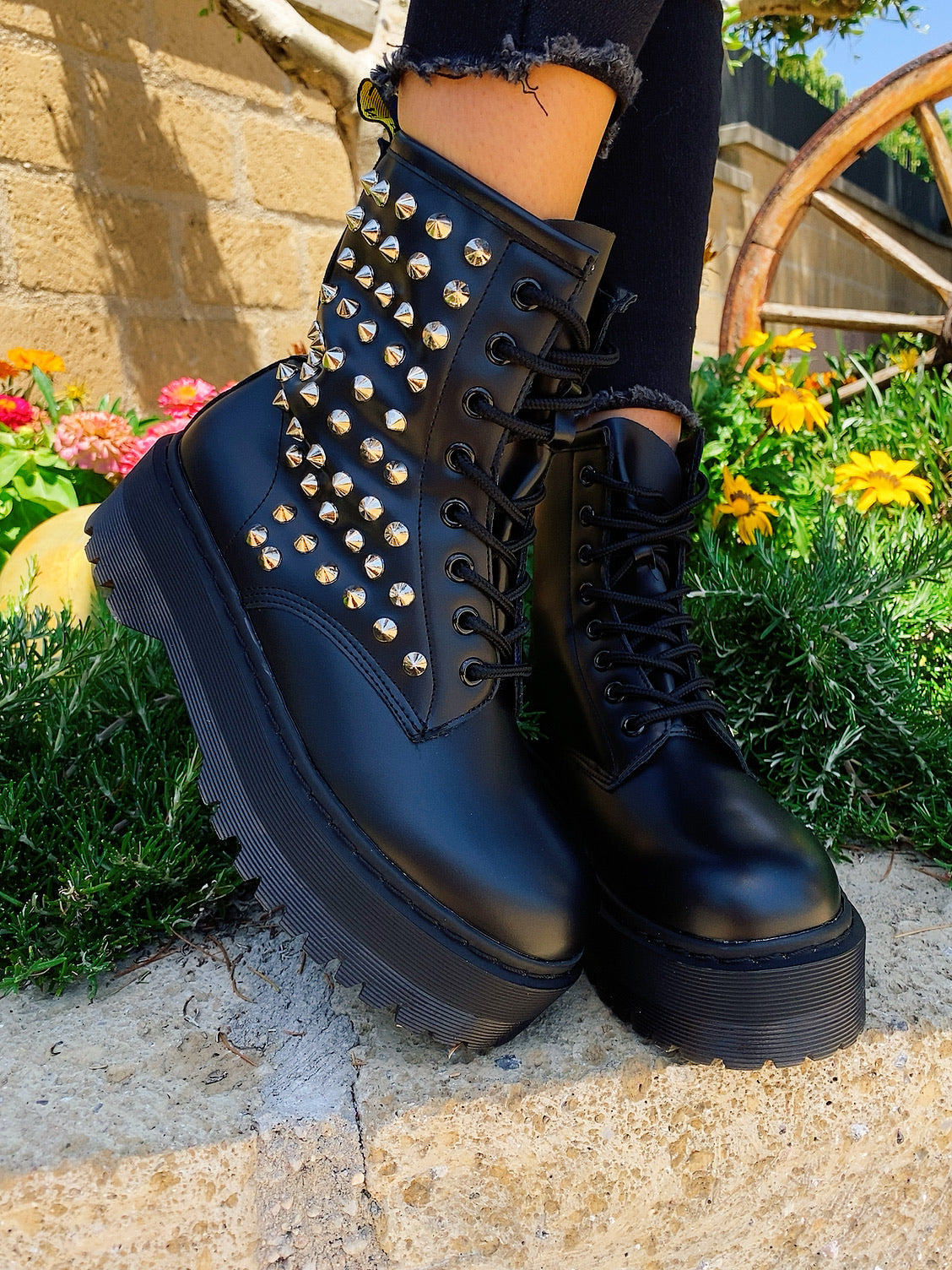Biker nero con borchie argento