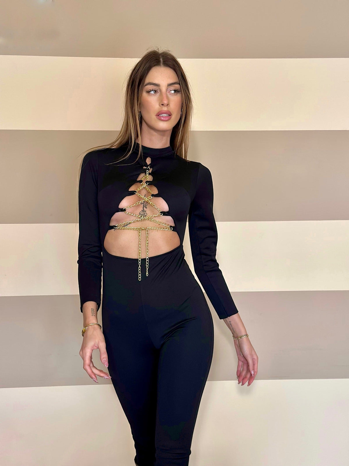 Tuta aderente con catena oro