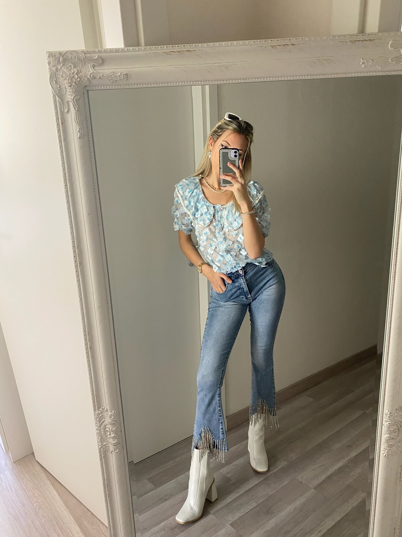 Camicia celeste a manica corta con fiori