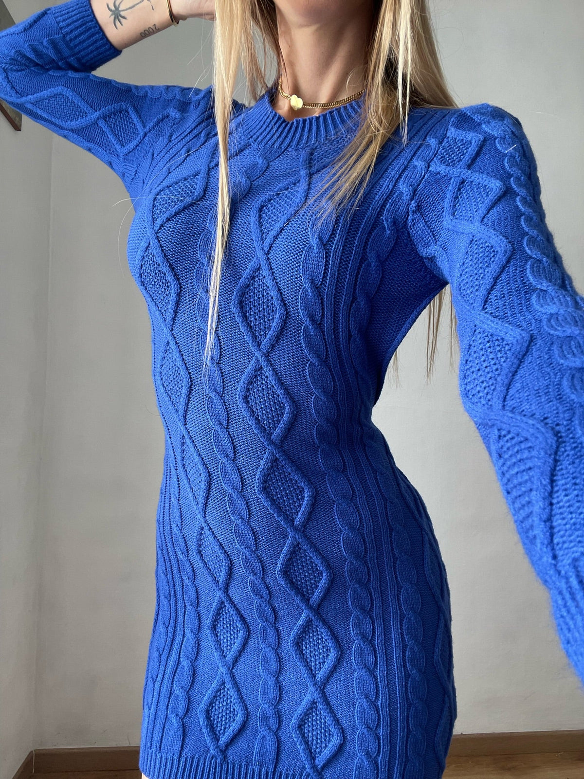 Abito a trecce schiena aperta blu elettrico