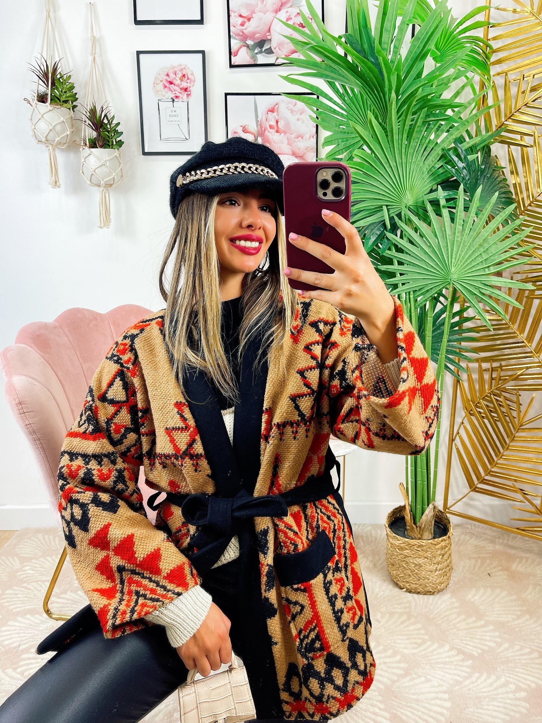 Cappottino nero dettaglio camel e rosso