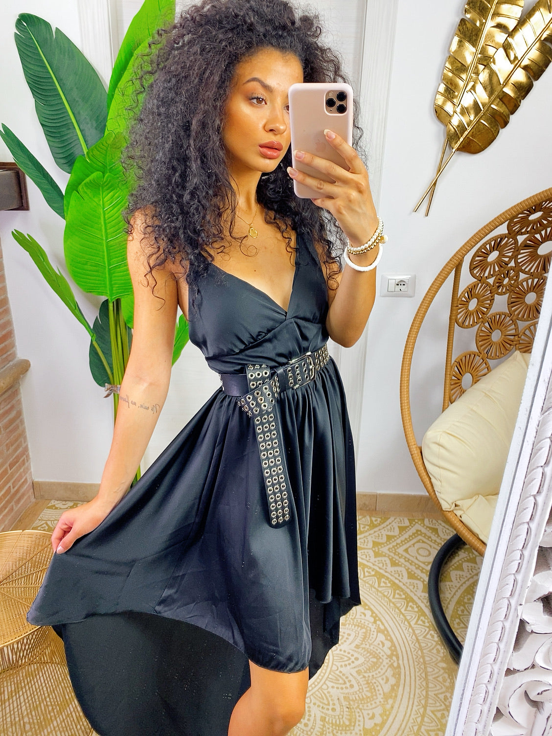 Abito in raso con gonna asimmetrica nero