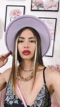 Cappello lilla con catena lilla