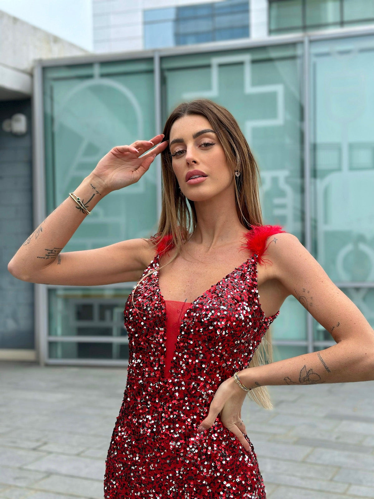 Abito con paillettes e piume rosso