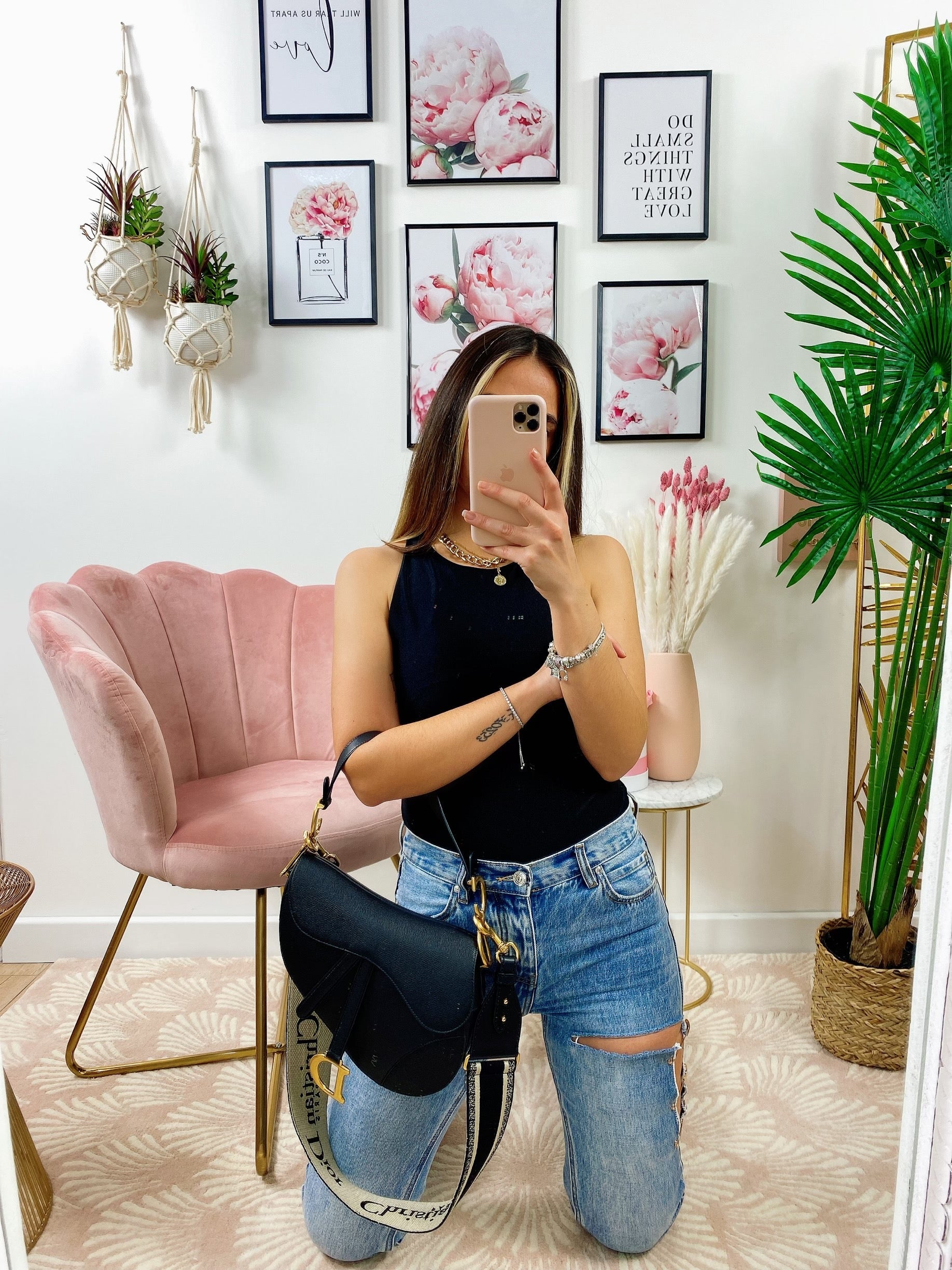 Jeans con spacco e spille