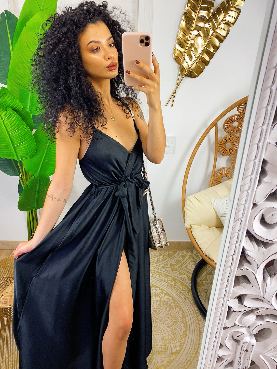 Abito in raso con maxi spacco nero