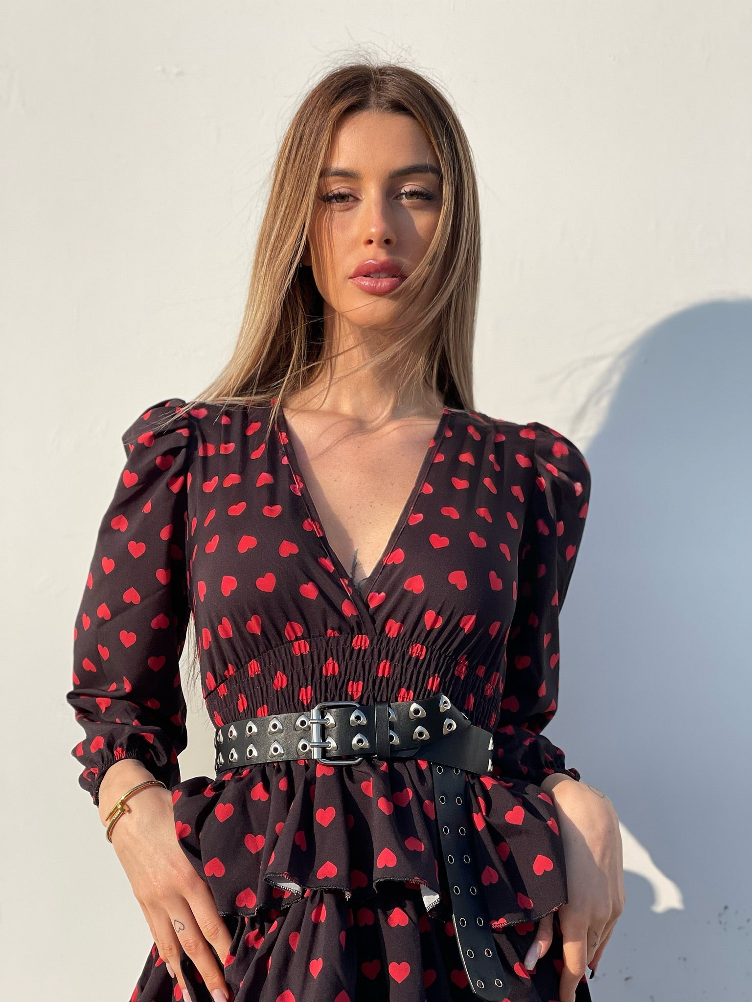 Abito nero a balze con cuori rossi