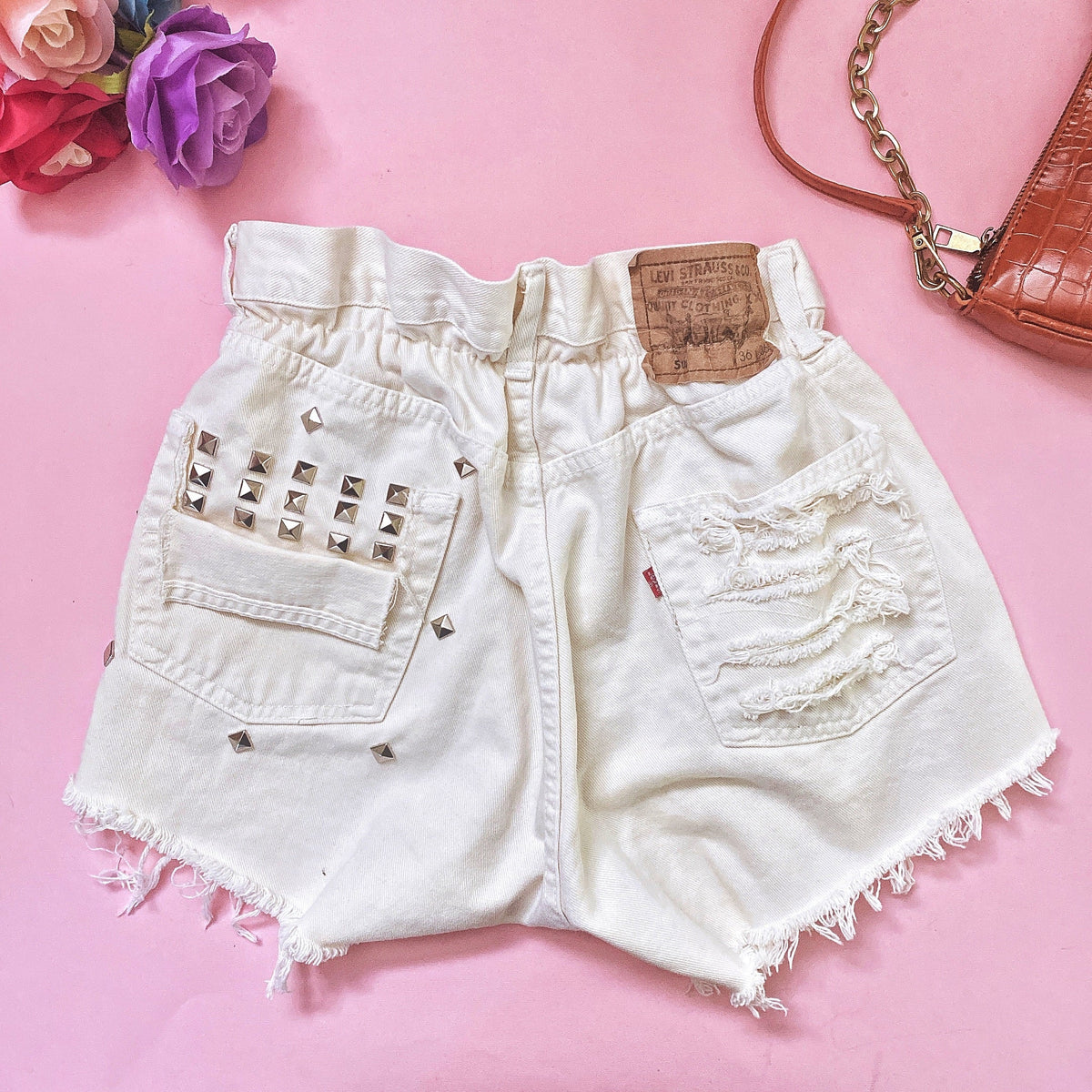 Levi’s Short Vintage bianco con borchie e strappi