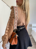 Maglioncino Camel con maniche in pizzo
