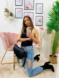Jeans con spacco e spille