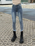 Jeans aderente sfrangiato sotto