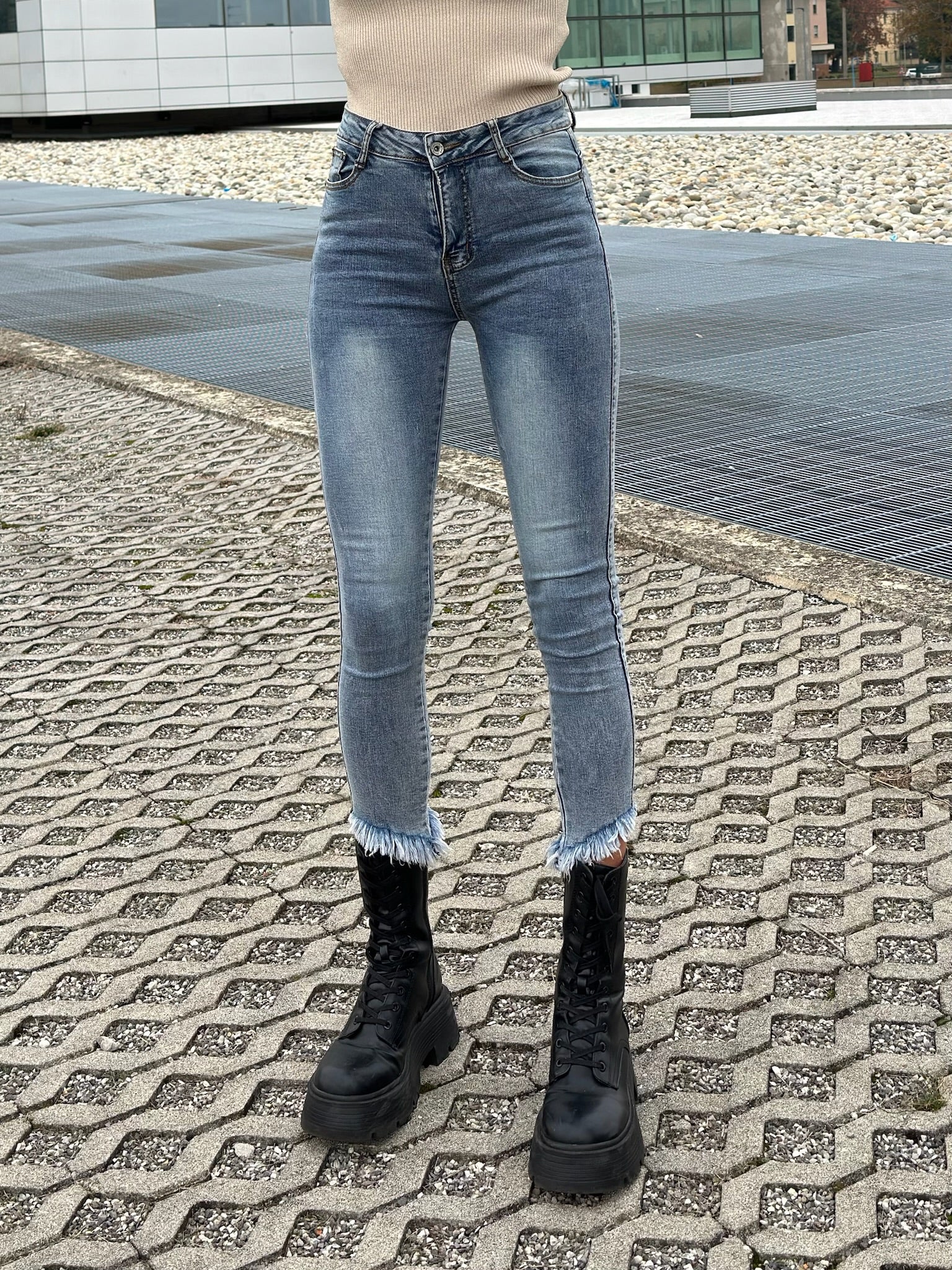 Jeans aderente sfrangiato sotto