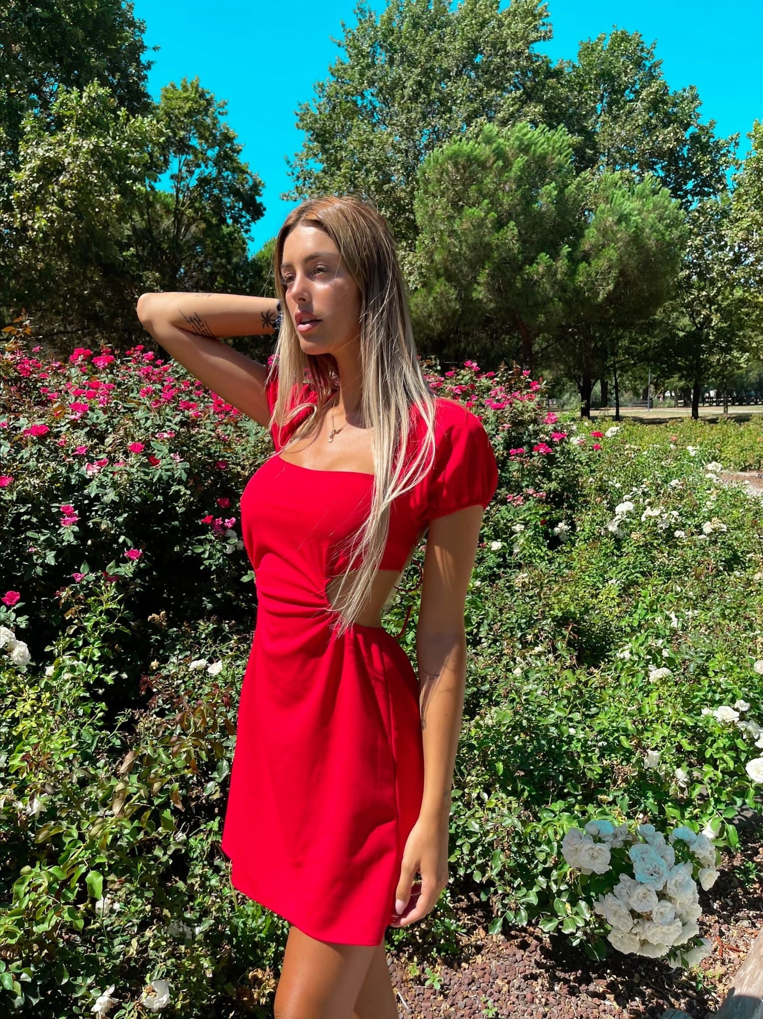 Abito rosso schiena incrociata