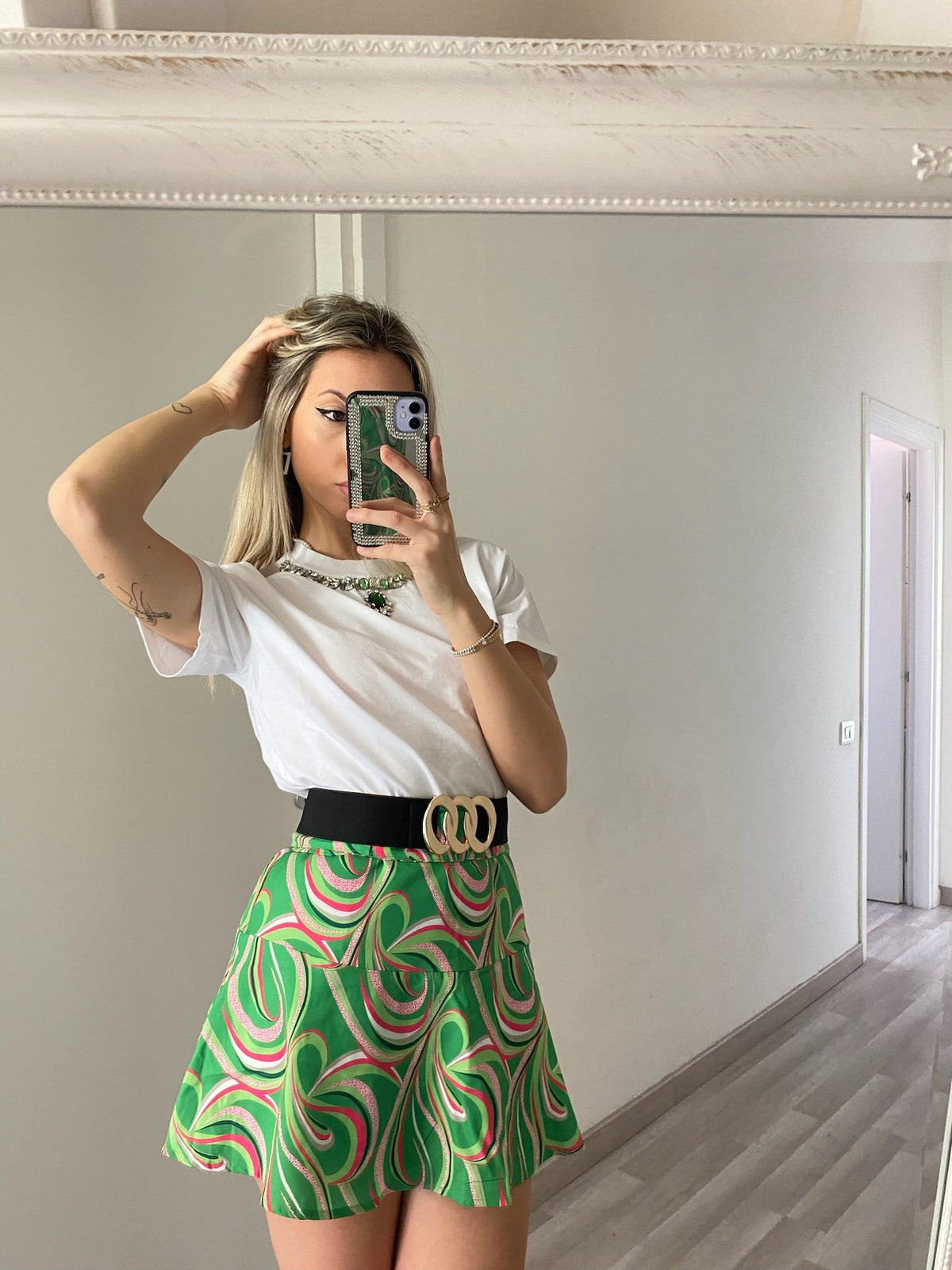 T-shirt con gioiello al collo verde