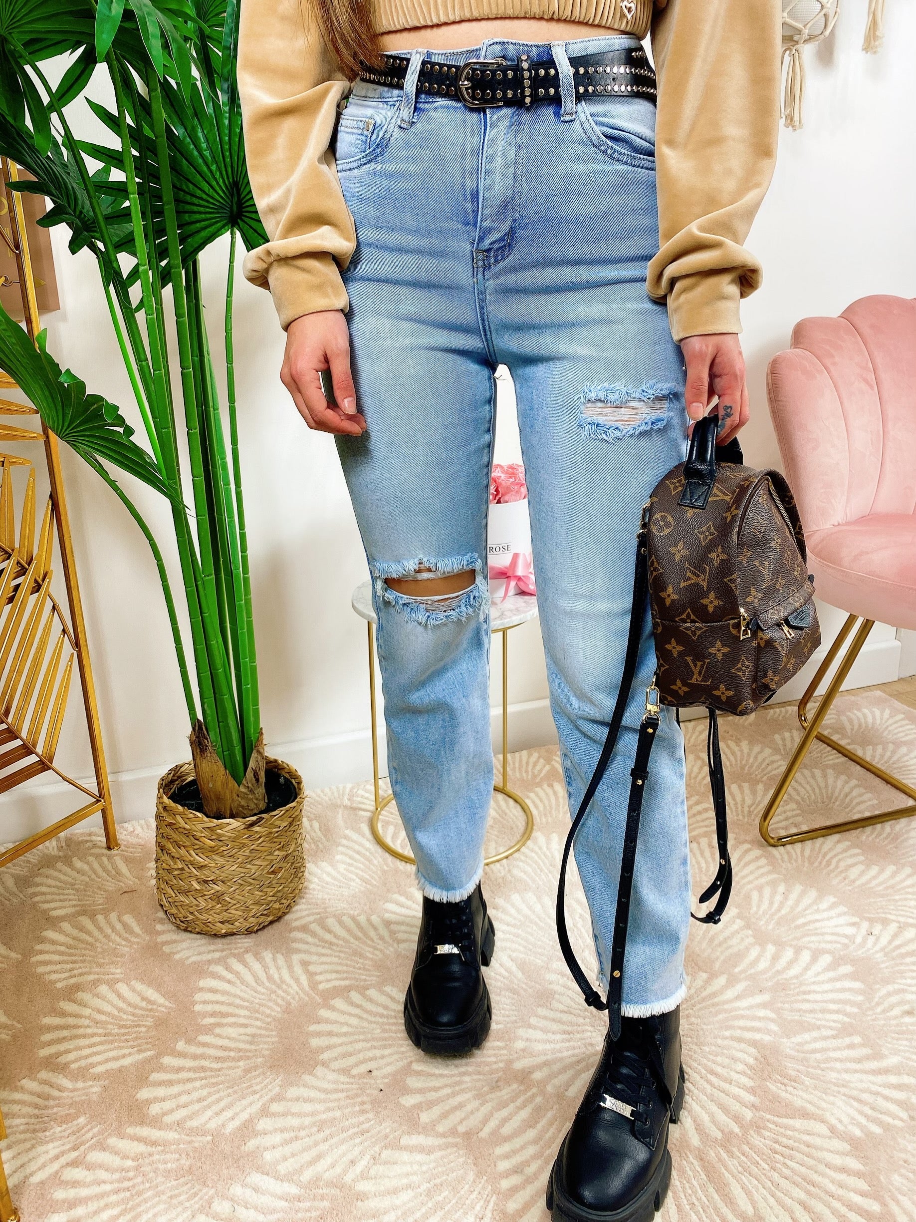 Jeans con strappi e cintura compresa
