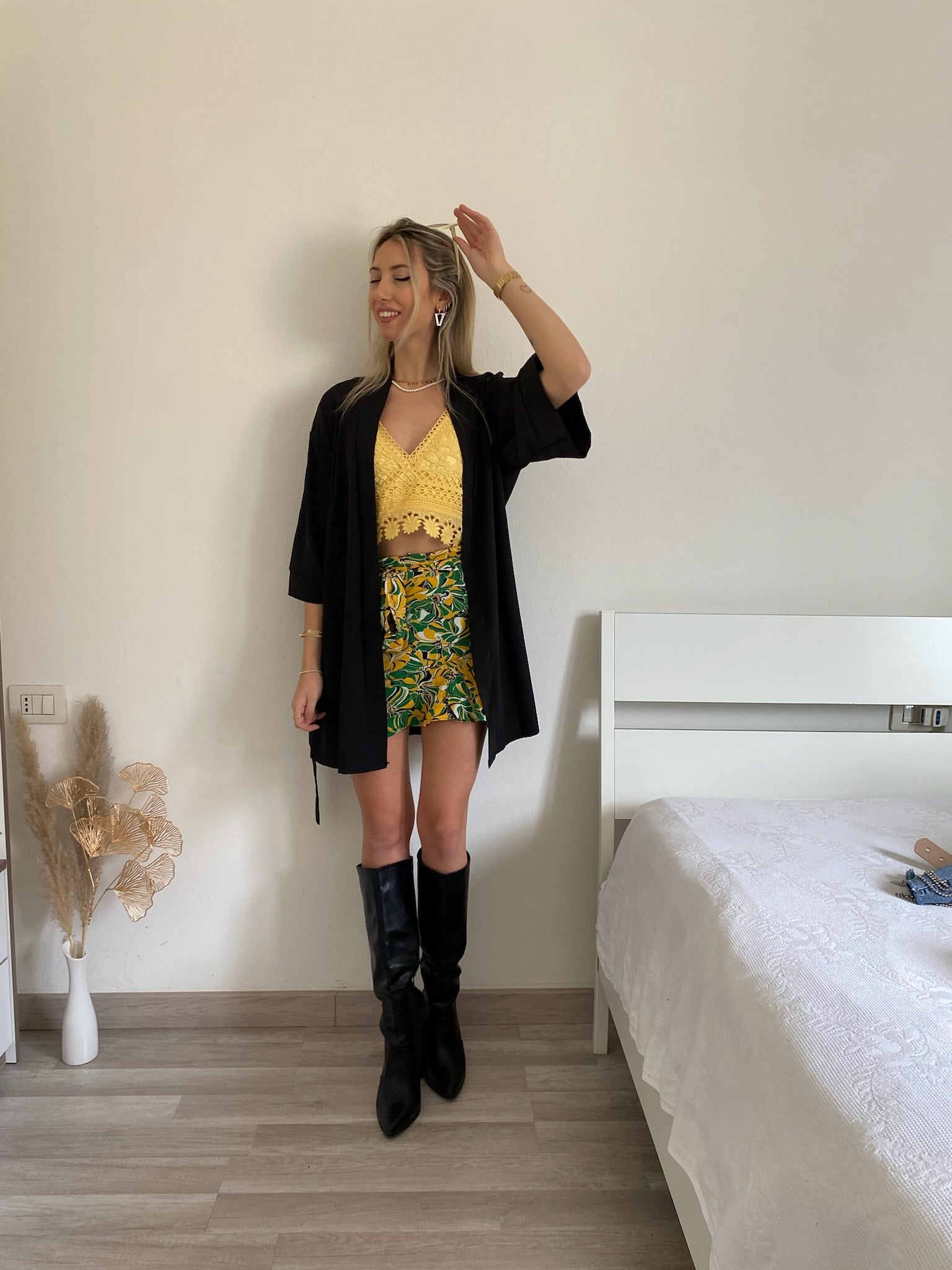 Top in pizzo giallo con pizzo