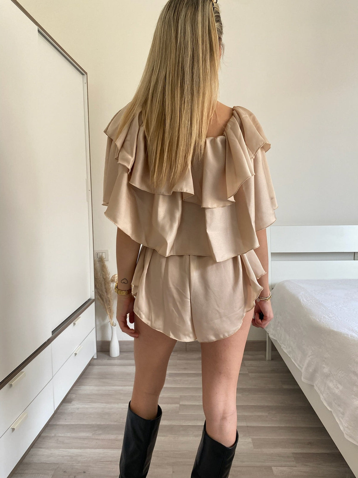 Tutina beige scollo a barchetta e balze