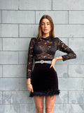Abito nero con pizzo e piume