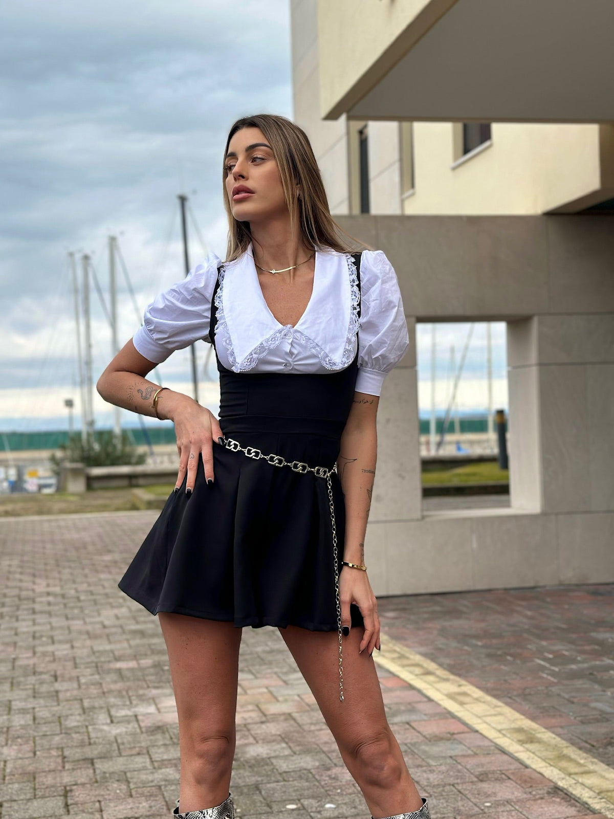Salopette nera più camicia fiocchetto