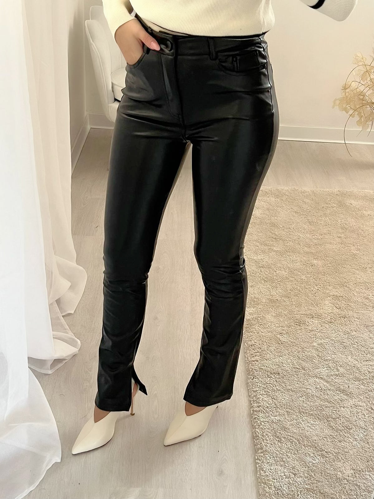 Leggins in ecopelle con spacchetto