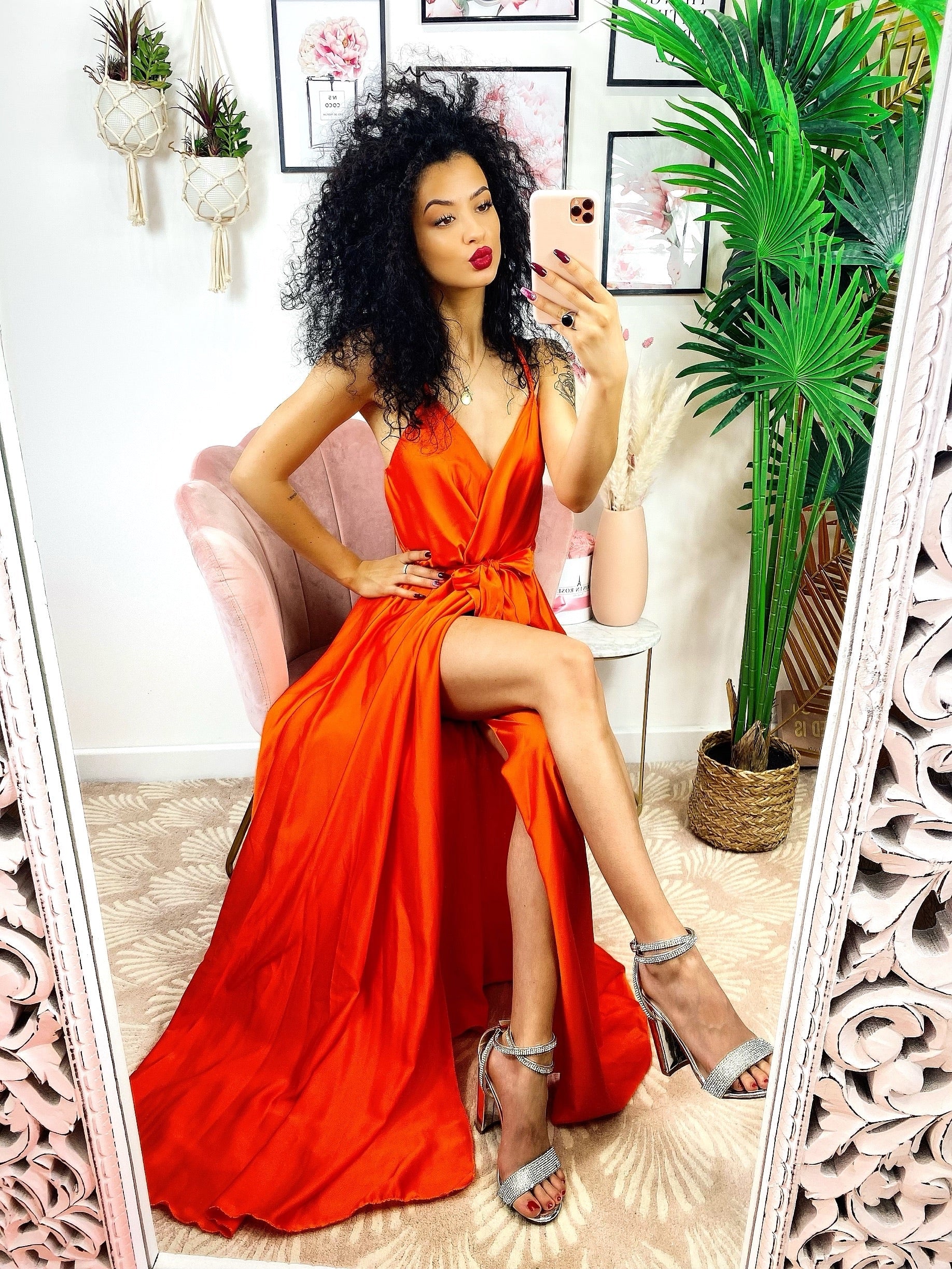 Abito in raso con maxi spacco arancio
