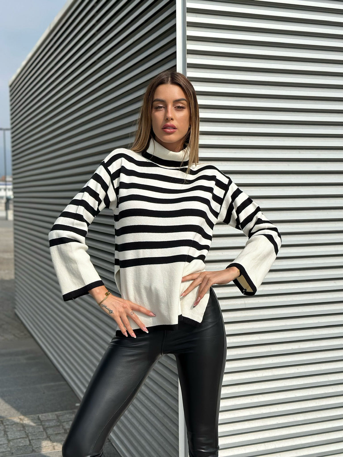 Maglione a righe collo alto