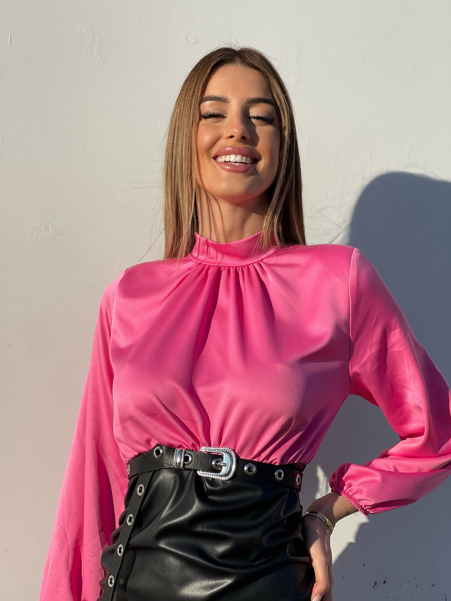 Abito con camicia di raso Fuxia e gonna in ecopelle