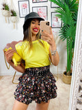 T-Shirt con perle e spalline bombate