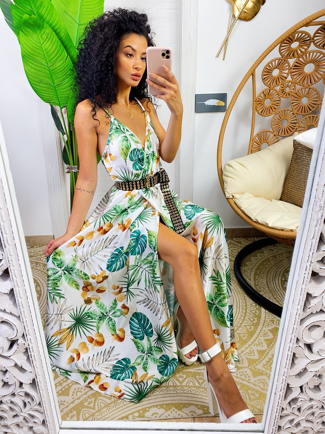 Abito in raso floreale con maxi spacco bianco