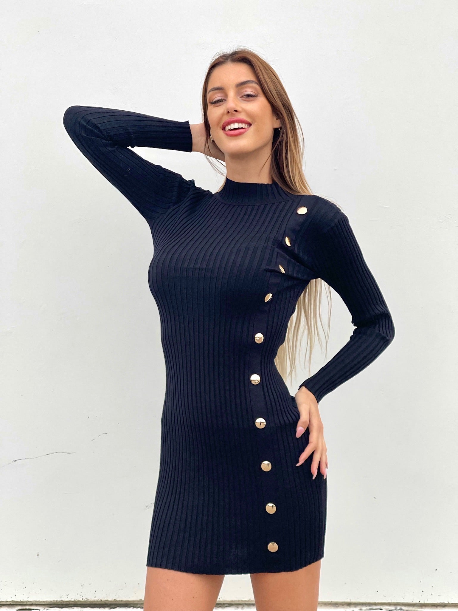 Abito nero con bottoncini oro