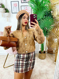 Maglione a trecce camel, bottoni gioiello