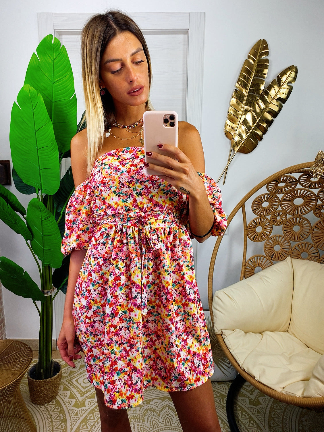 Abito a fiori aranciati con scollo a barchetta