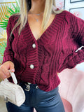 Maglione a trecce bordeaux con bottoni gioiello