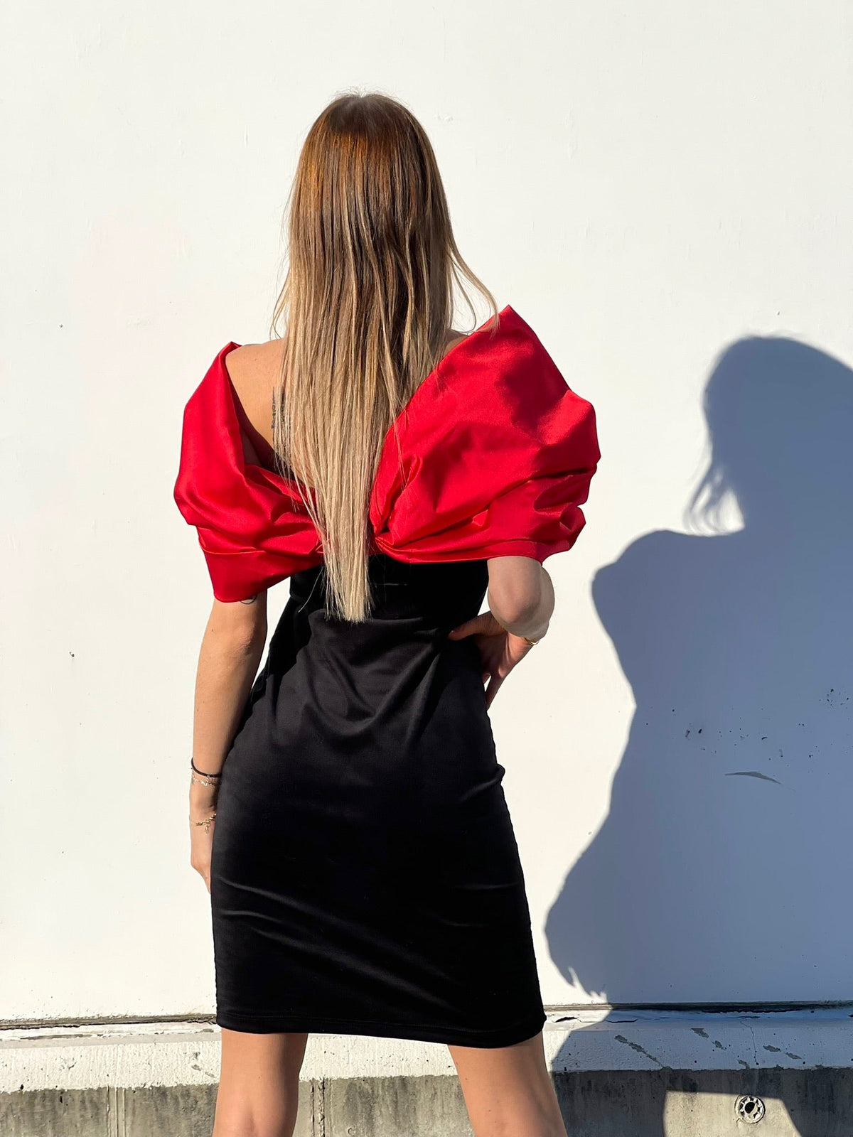 Abito in velluto con maxi fiocco rosso