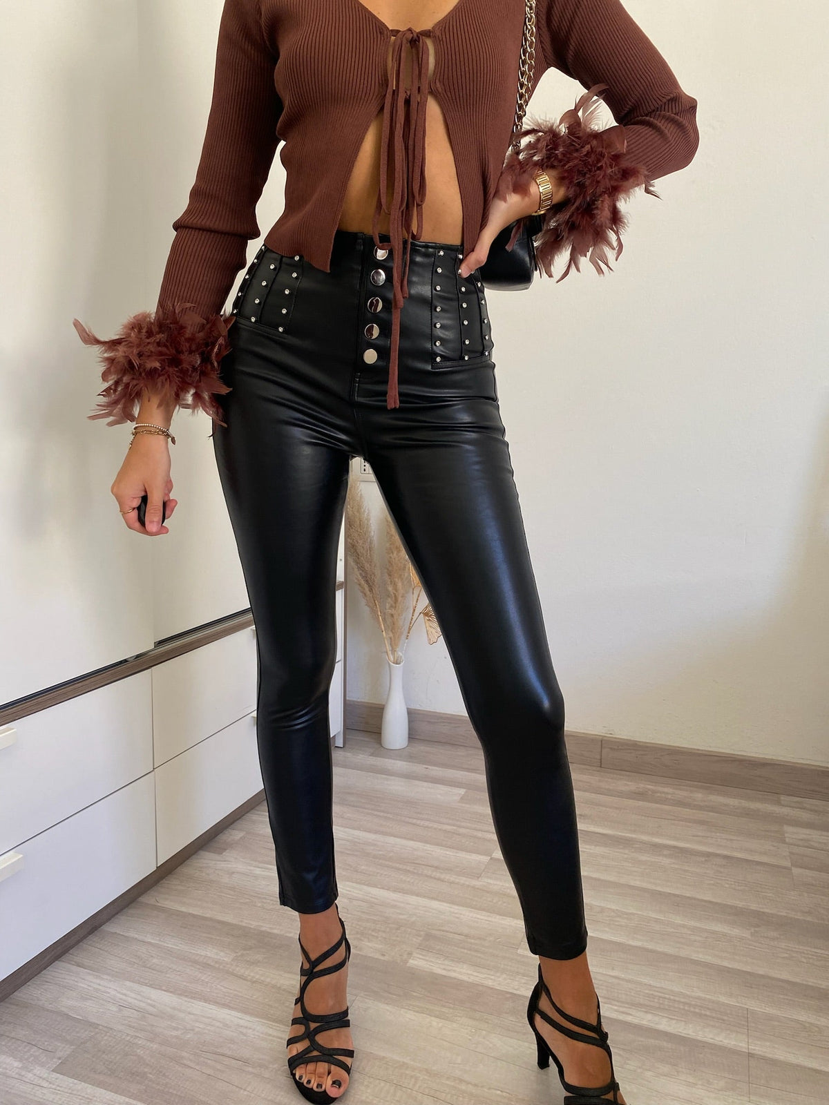 Pantalone in ecopelle con strass