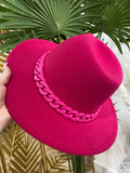 Cappello fuxia con catena