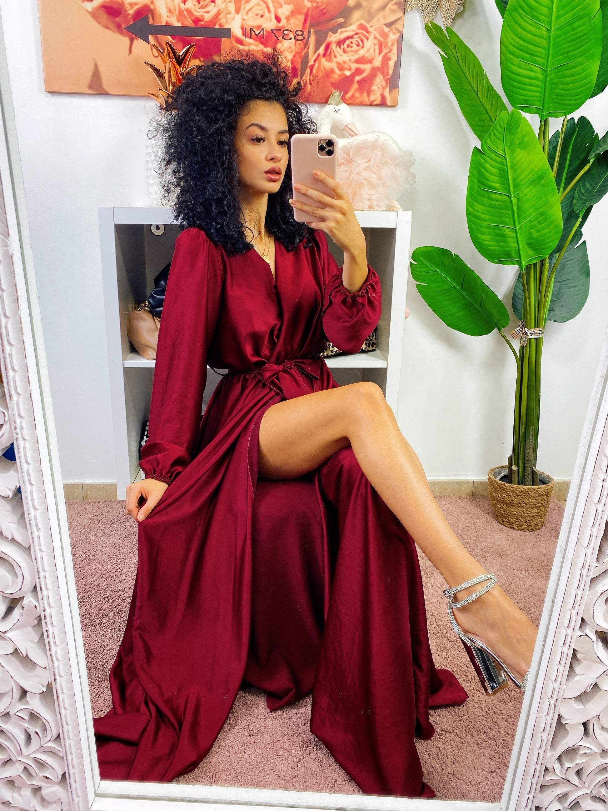 Abito in raso con maxi spacco manica lunga Bordeaux
