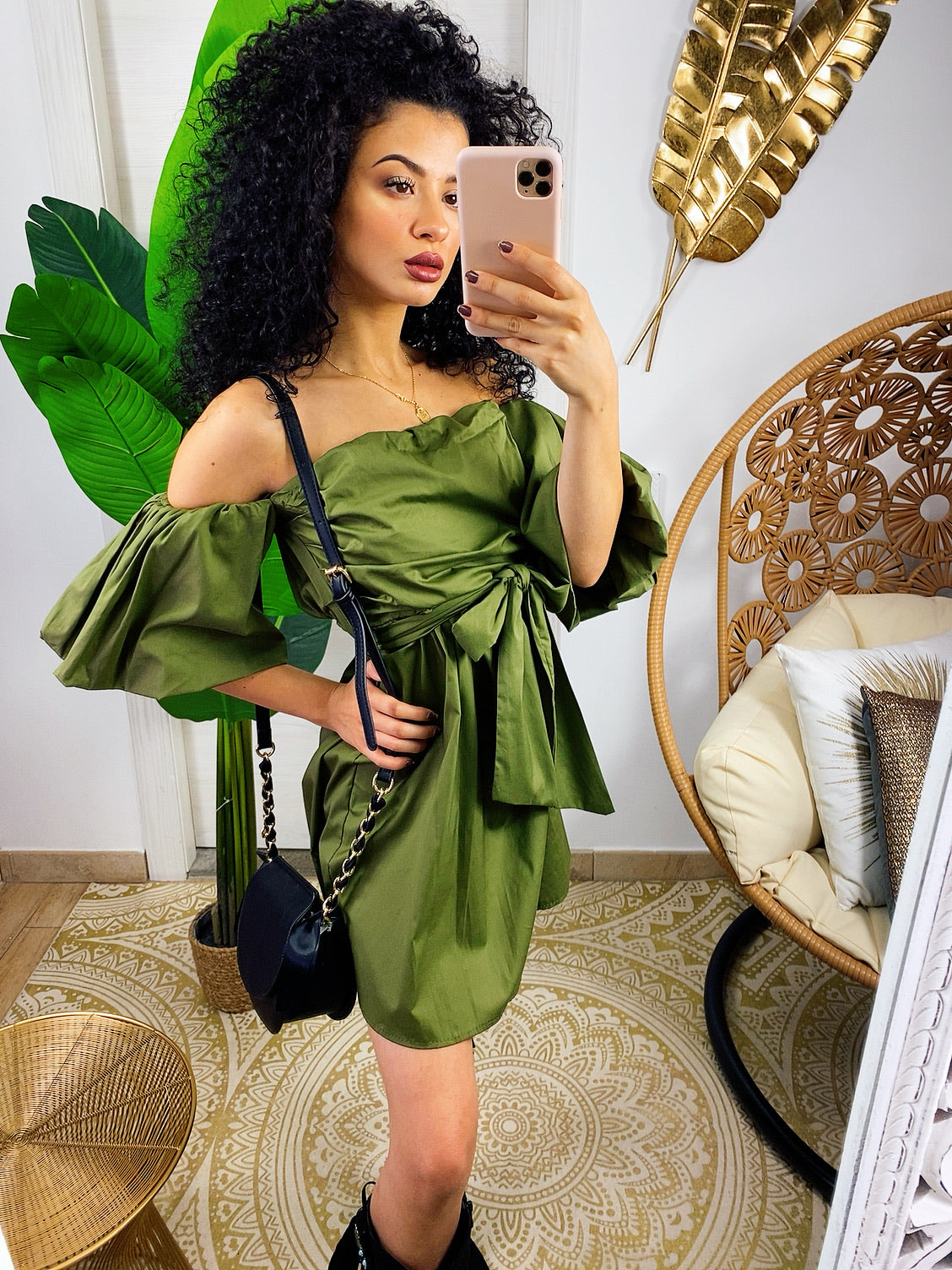 Abito con scollo a barchetta verde militare