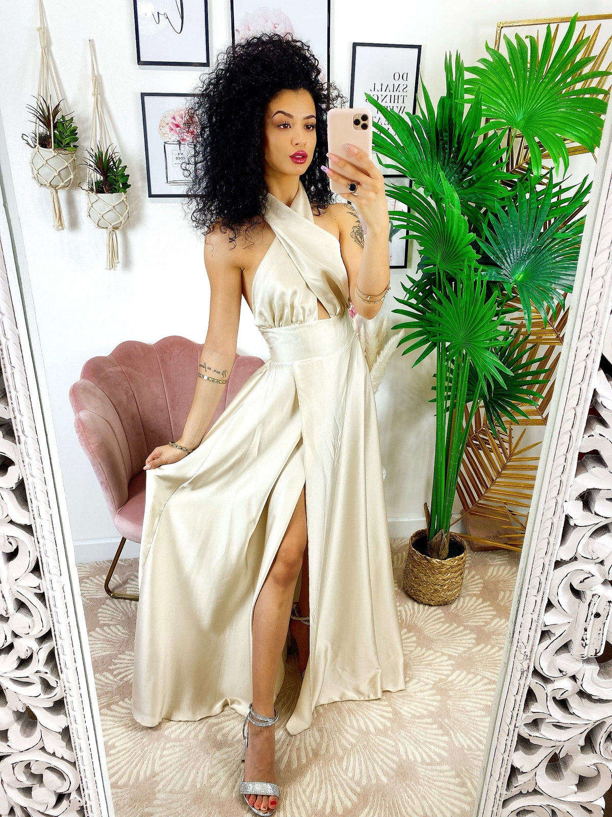 Abito in raso con maxi spacco incrociato beige
