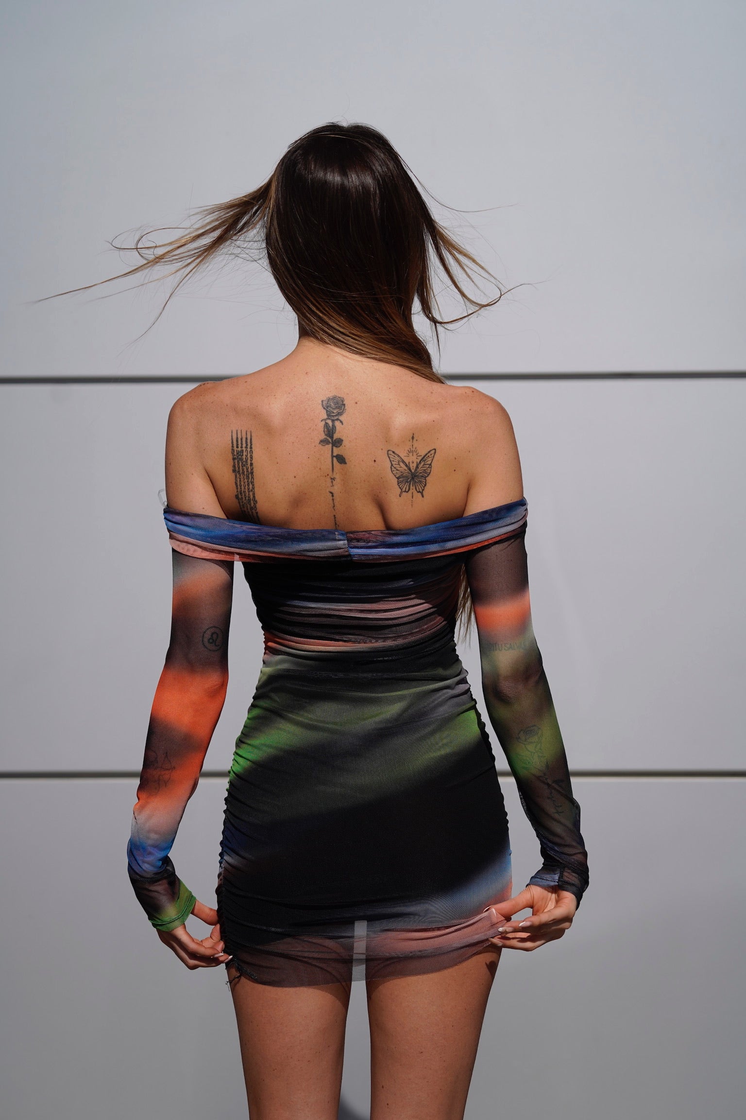 Abito multicolor con scollo base nera
