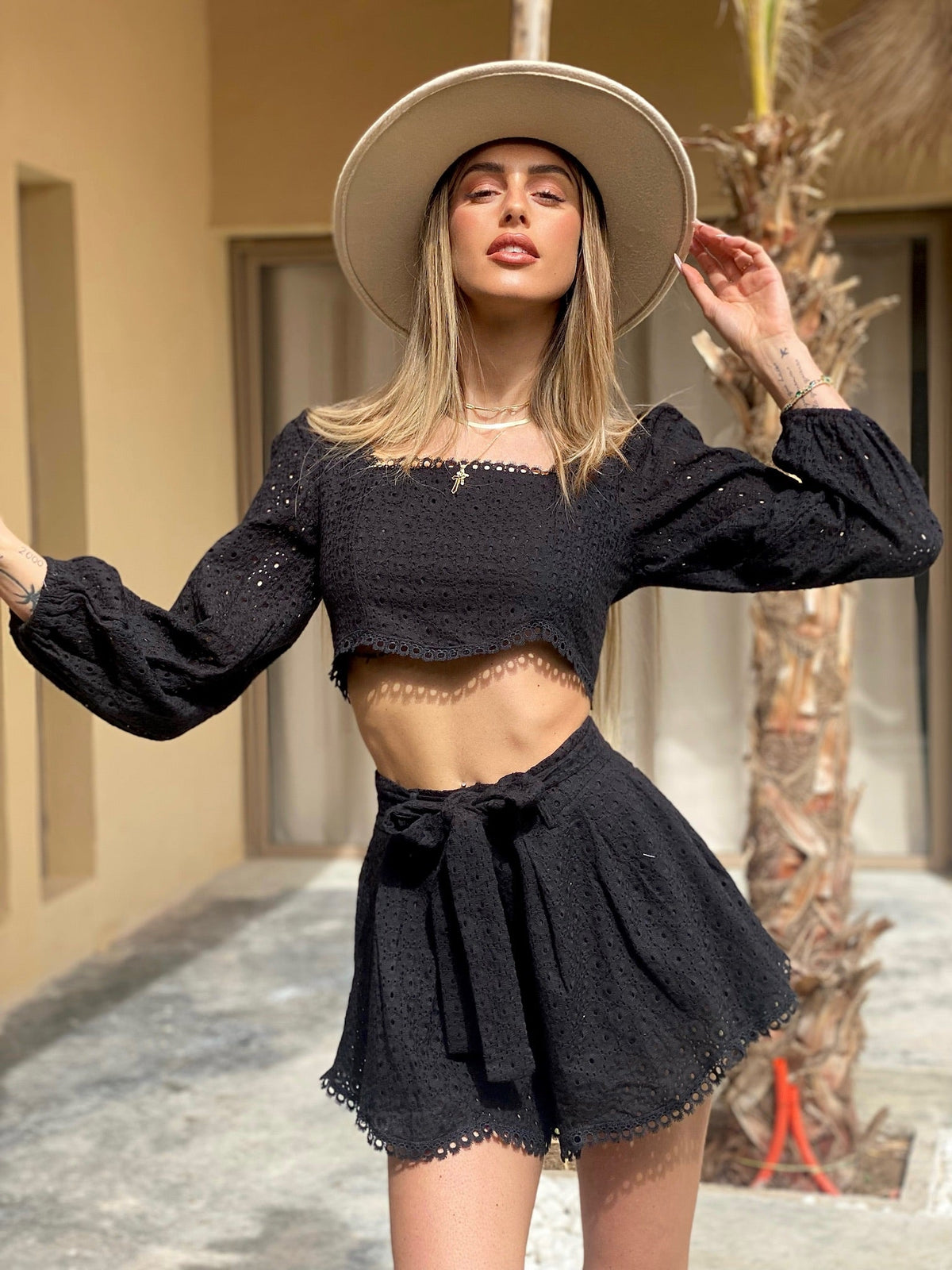 Completo in pizzo San Gallo nero