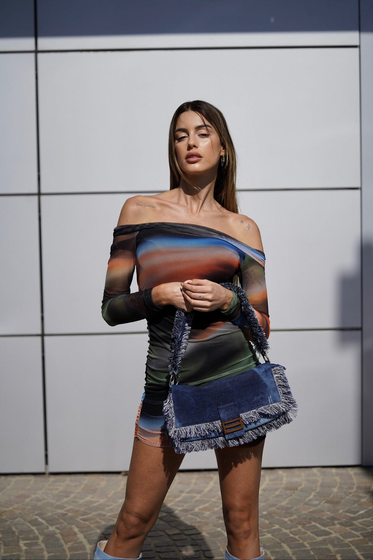 Abito multicolor con scollo base nera