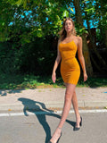 Abito aderente arancio schiena incrociata