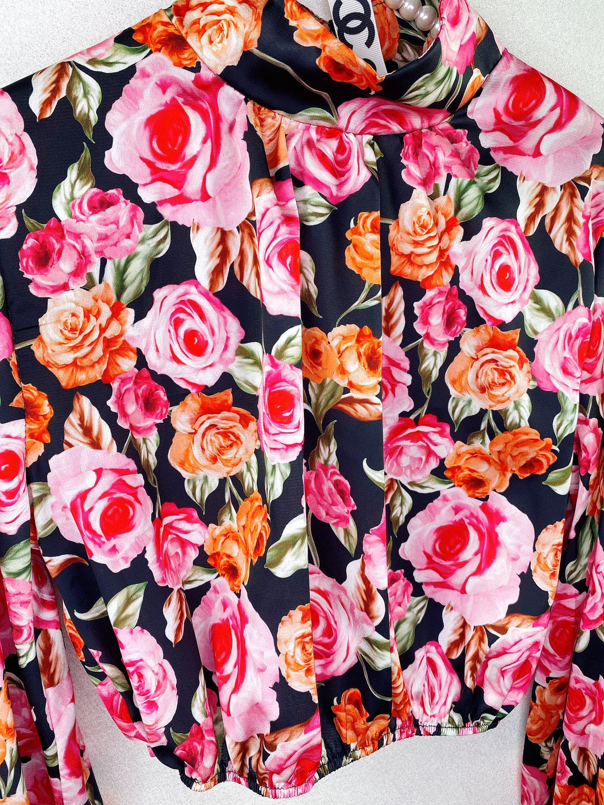 Top crop con rose nero