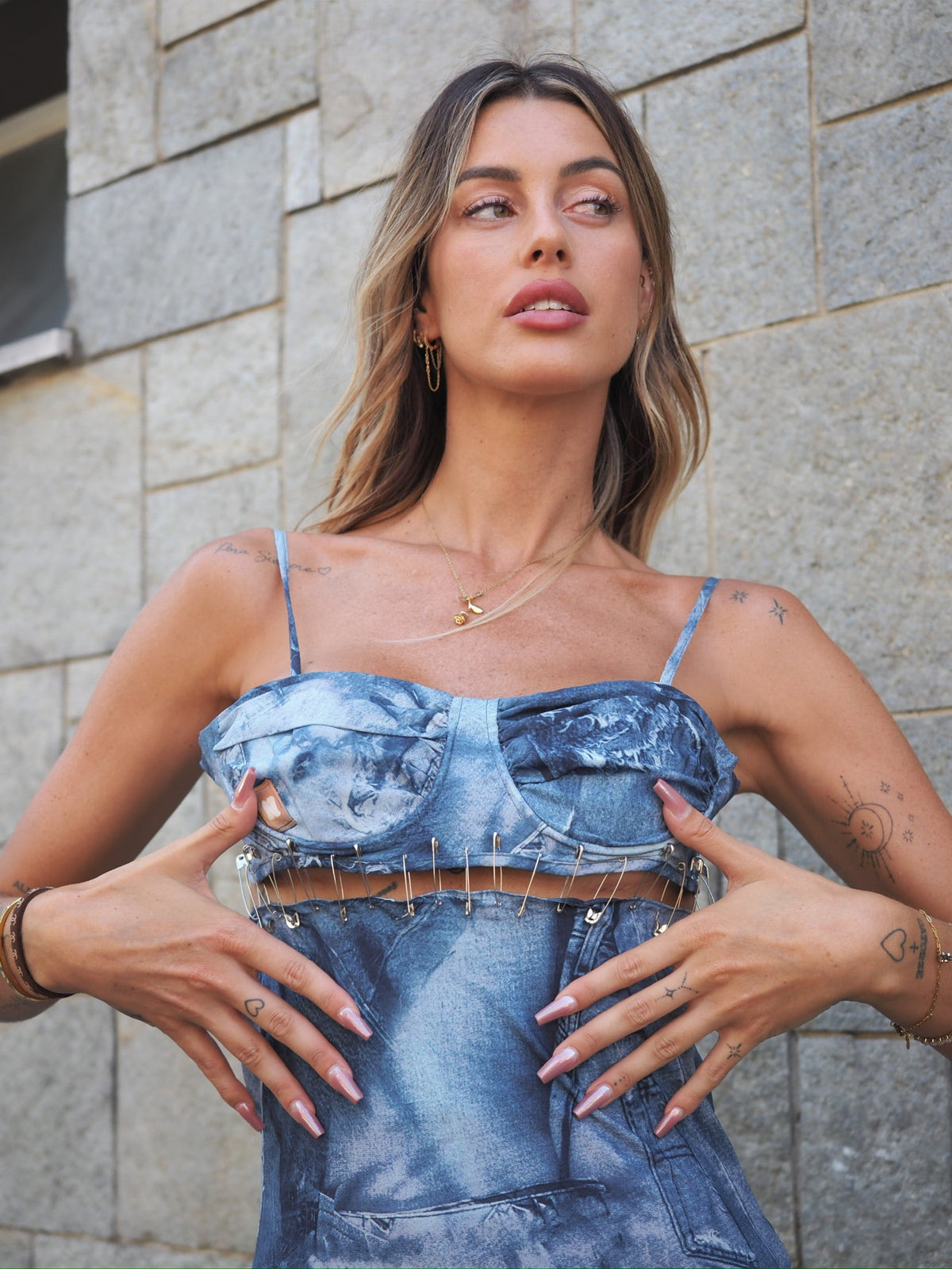 Abito jeans con spille