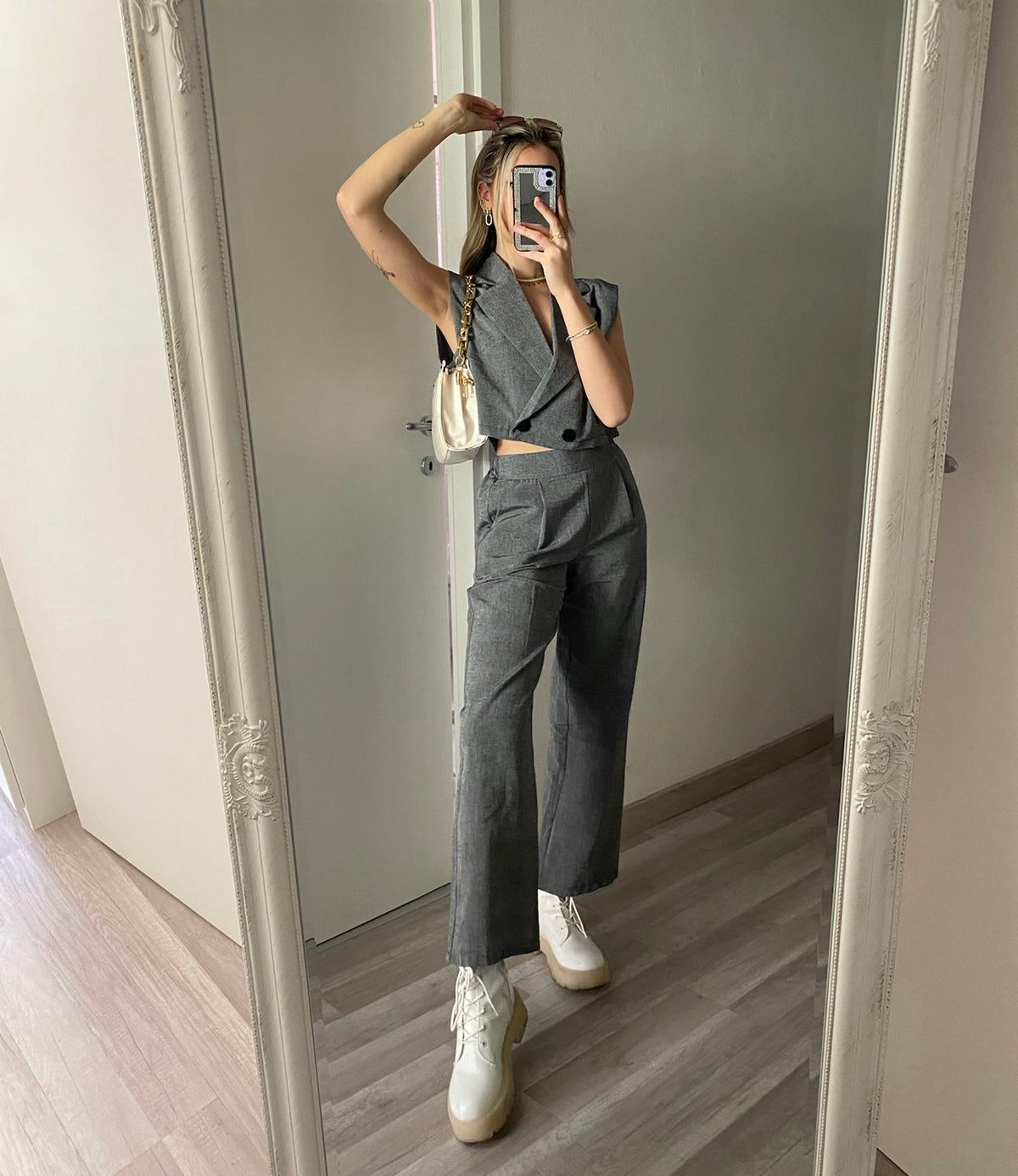 Completo top crop e pantalone grigio