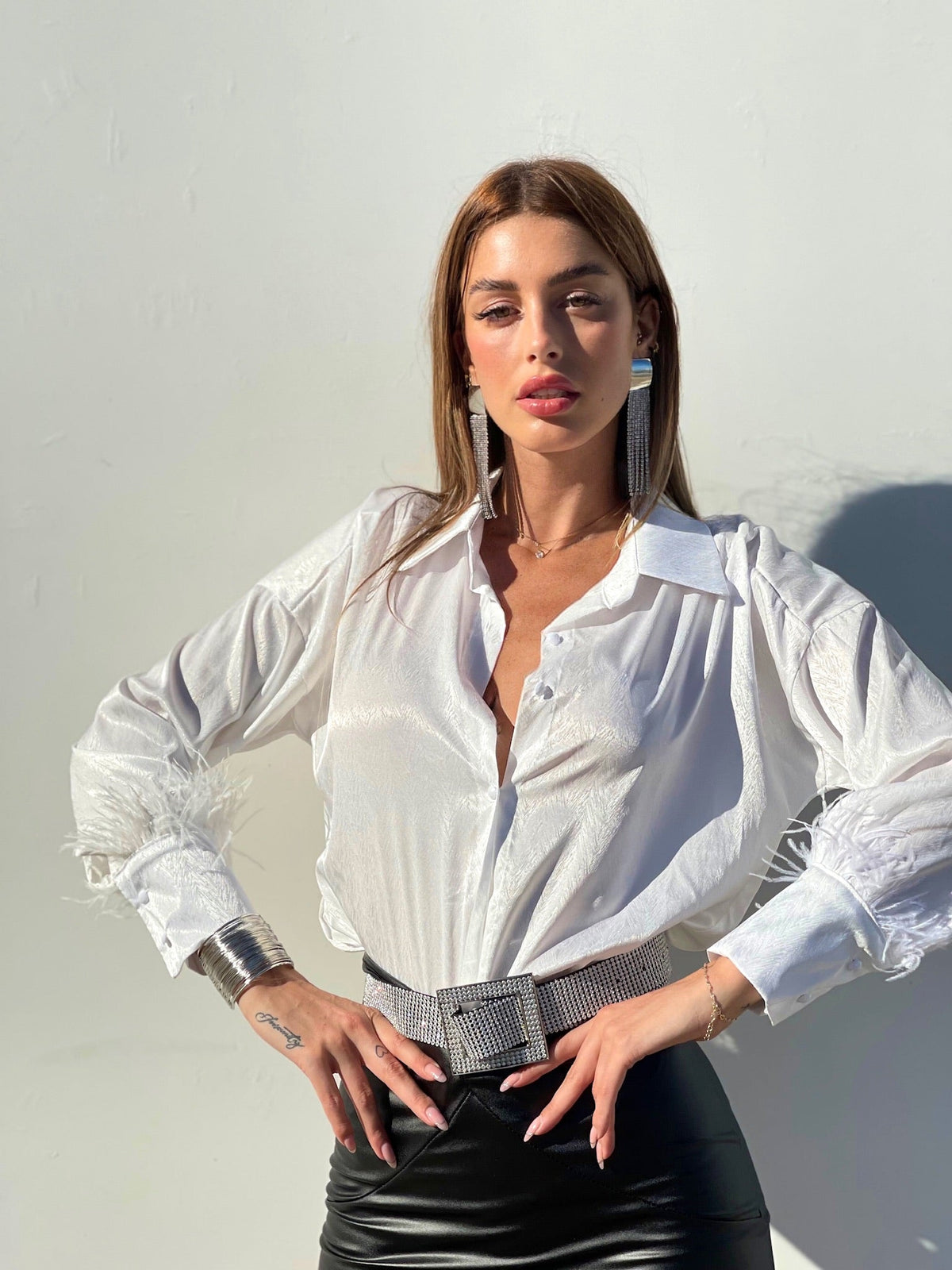 Camicetta bianca con piume