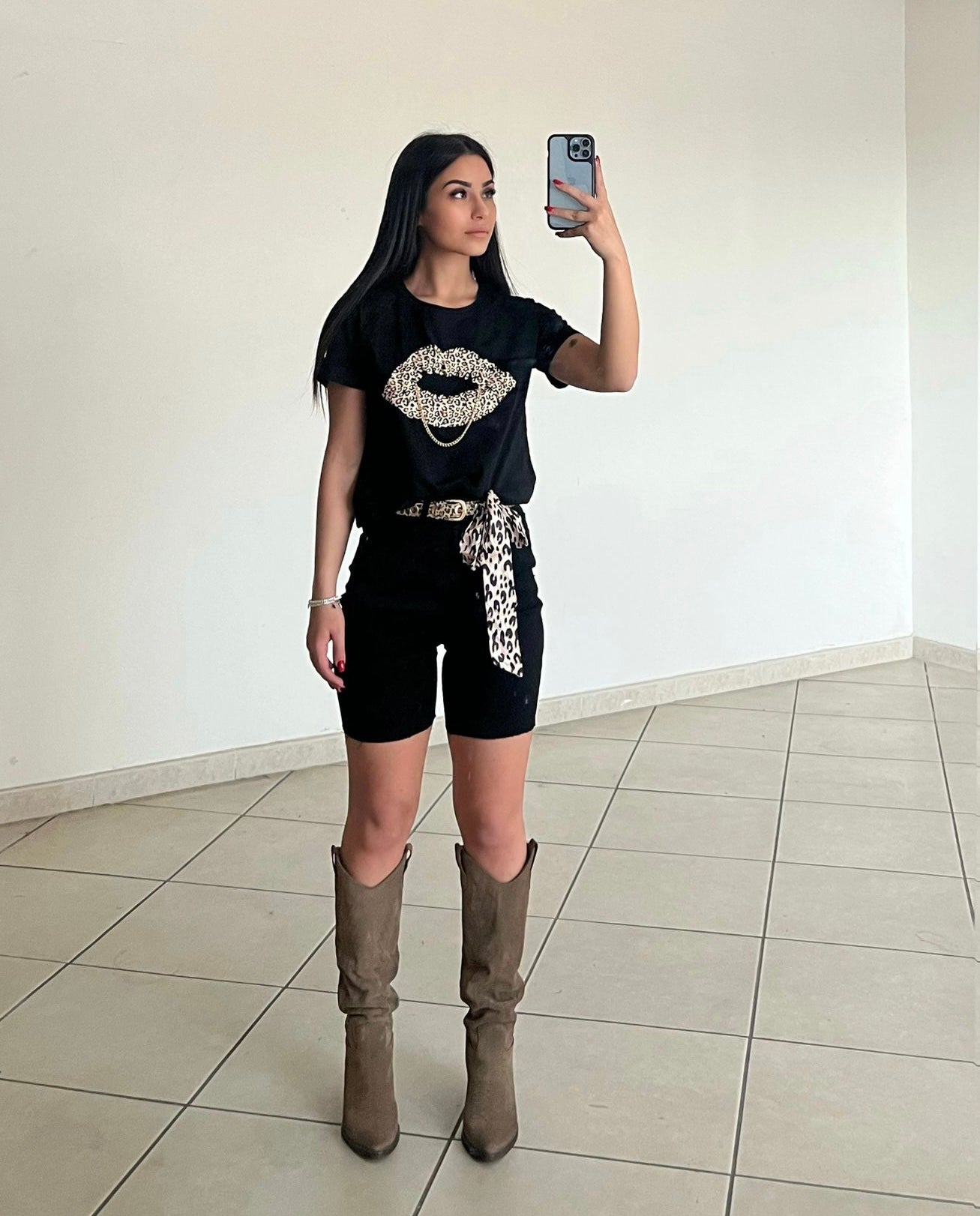 T-shirt kiss animalier nera