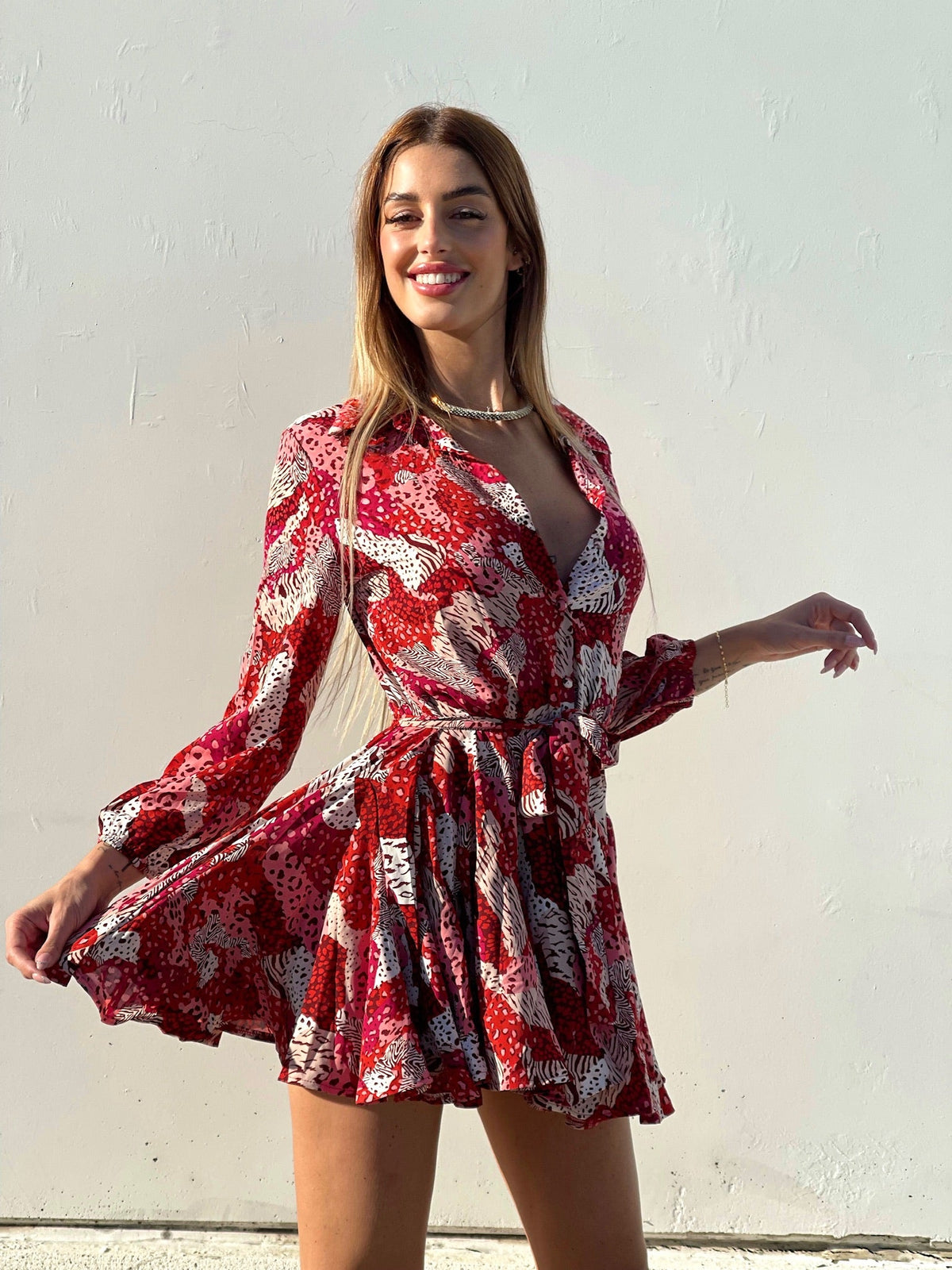 Abito con gonna a ruota rosso e rosa