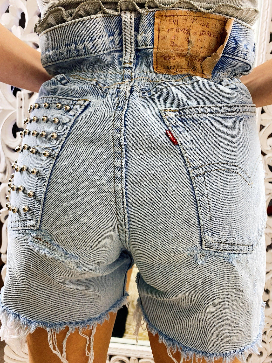 Short Vintage Levi’s jeans medio chiaro con borchie argento